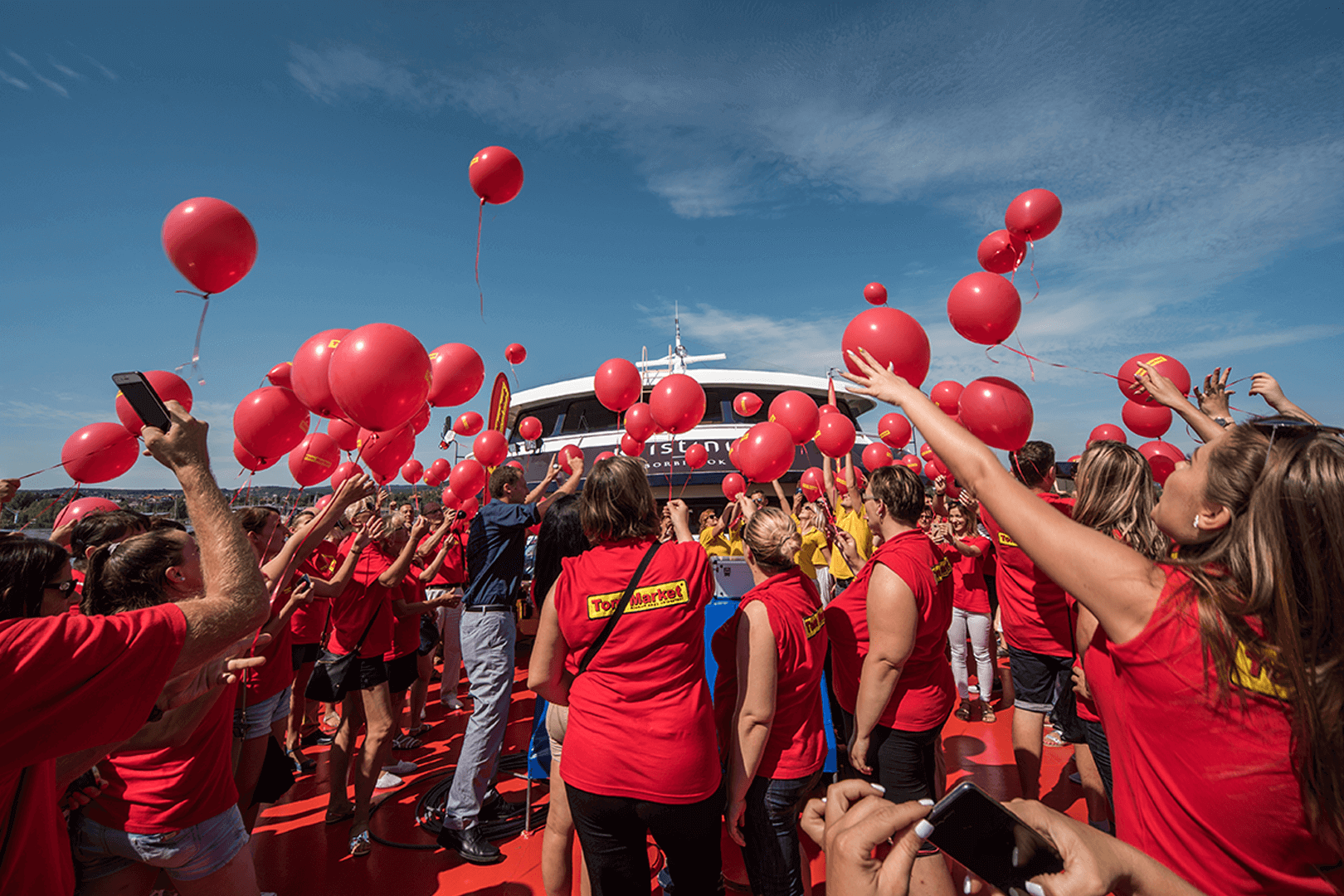 tom_market_szuletesnap_duna_hajozas_lufi